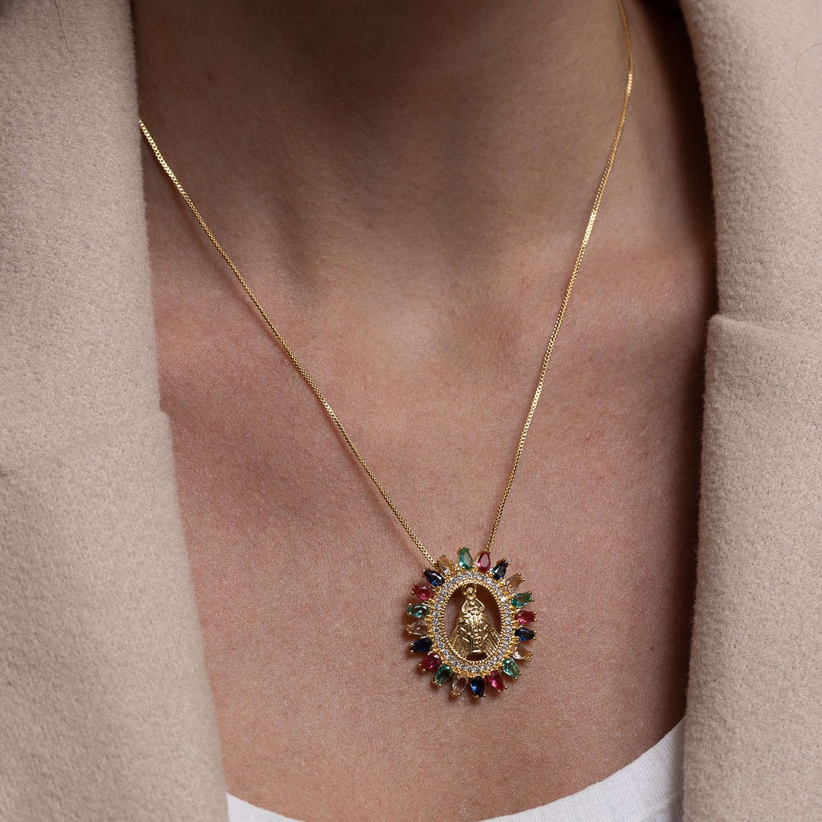 COLAR NOSSA SENHORA COM PEDRAS COLORIDAS BANHO OURO 18K COLAR NOSSA SENHORA COM PEDRAS COLORIDAS BANHO OURO 18K