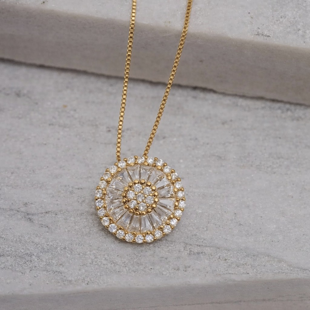 COLAR PIZZA CRAVEJADA COM ZIRCÔNIAS CRISTAIS BANHO OURO 18K