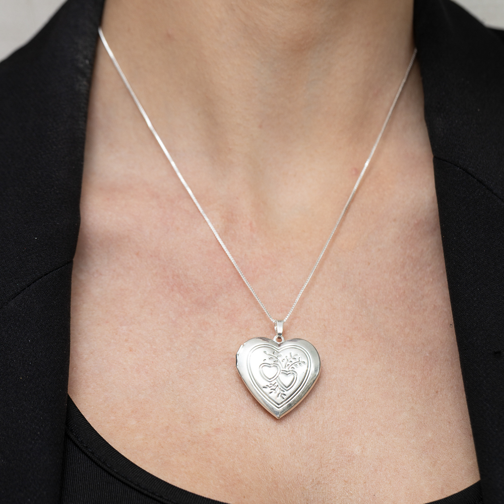 COLAR RELICÁRIO CORAÇÃO TRABALHADO BANHO PRATA COLAR RELICÁRIO CORAÇÃO TRABALHADO BANHO PRATA