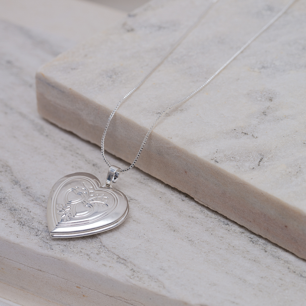 COLAR RELICÁRIO CORAÇÃO TRABALHADO BANHO PRATA COLAR RELICÁRIO CORAÇÃO TRABALHADO BANHO PRATA