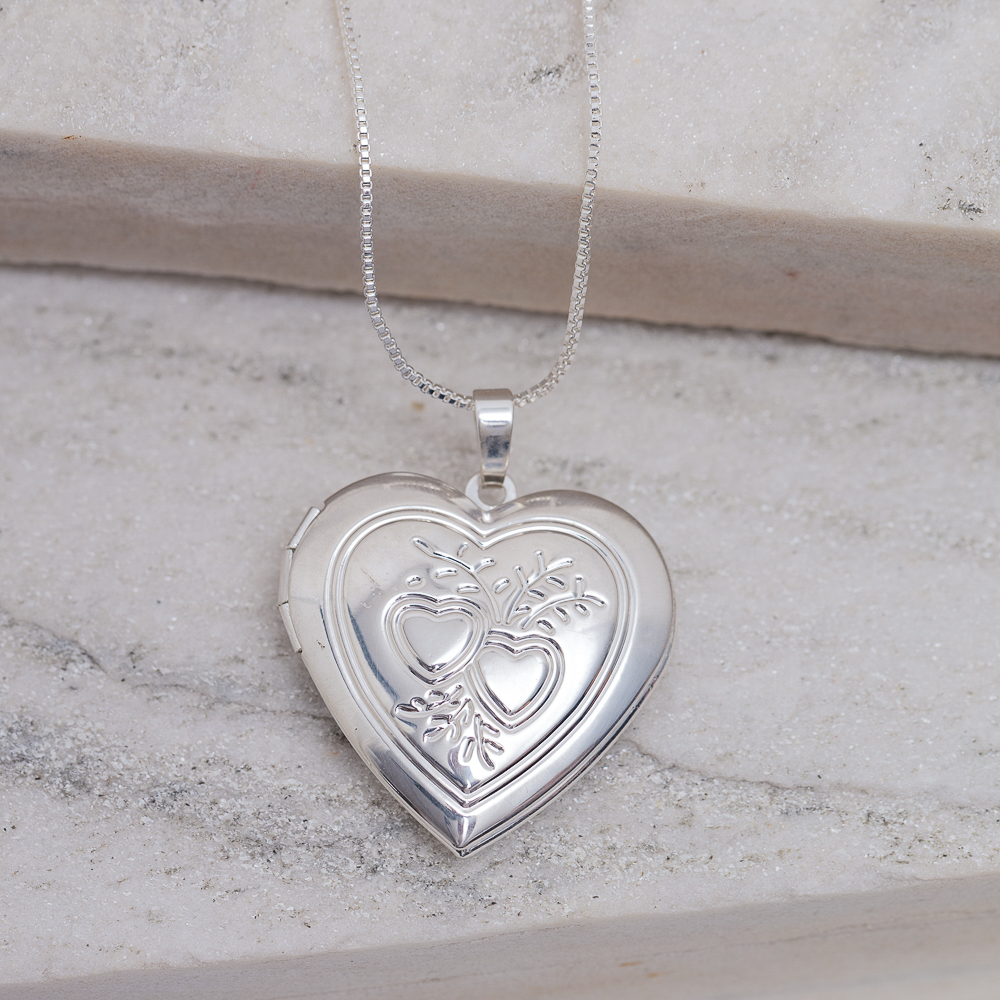 COLAR RELICÁRIO CORAÇÃO TRABALHADO BANHO PRATA COLAR RELICÁRIO CORAÇÃO TRABALHADO BANHO PRATA