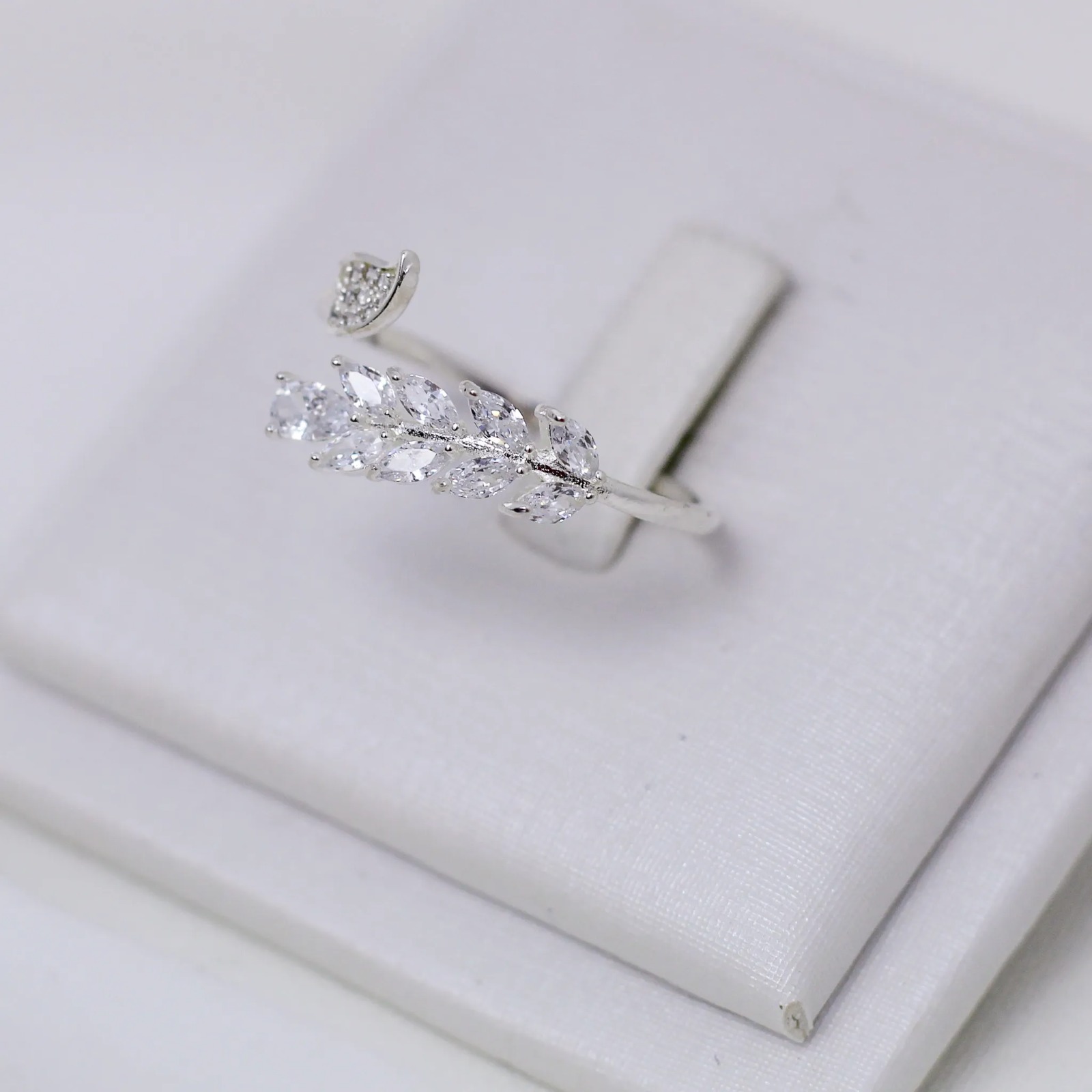 ANEL FOLHA COM ZIRCÔNIAS BANHO PRATA ANEL FOLHA COM ZIRCÔNIAS BANHO PRATA