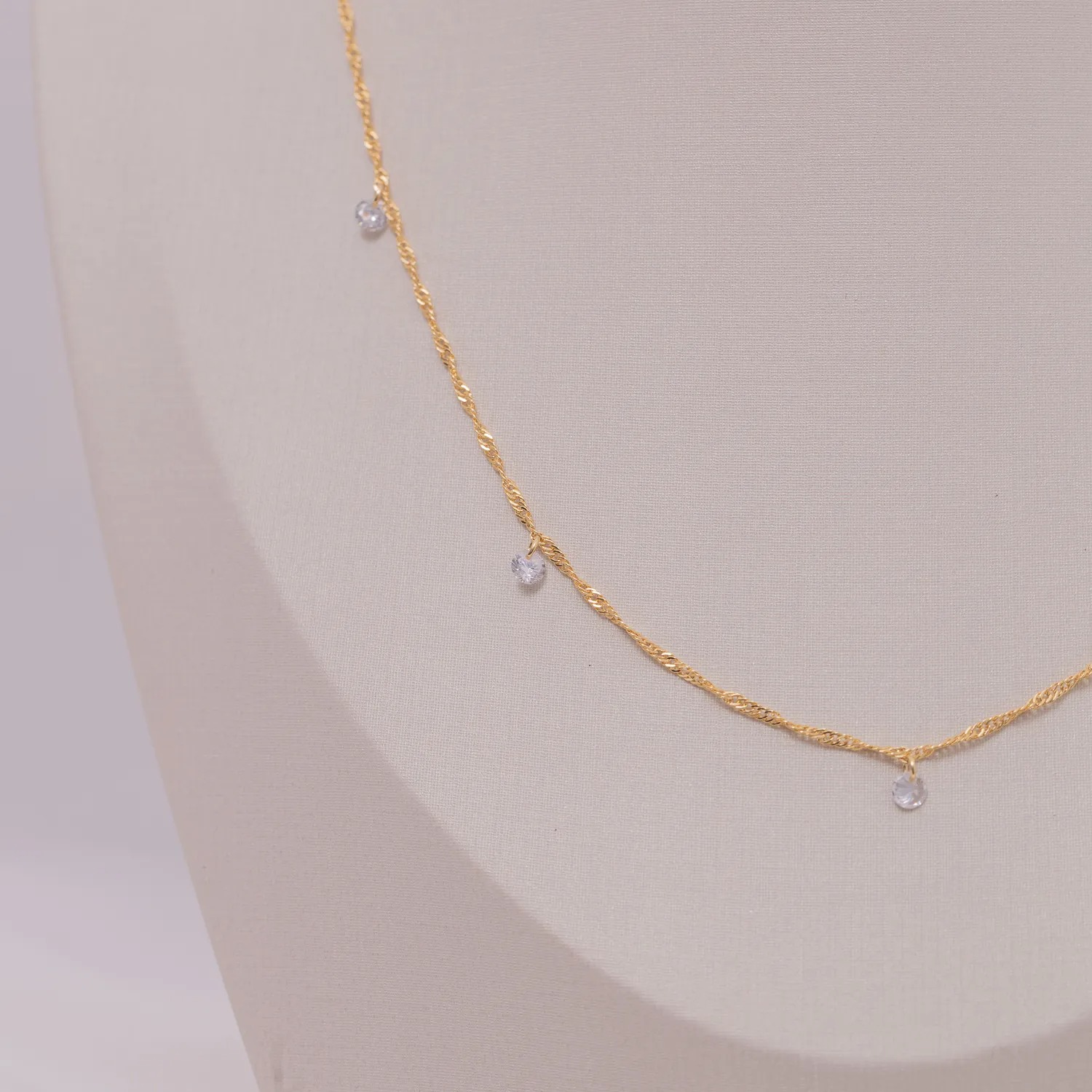 COLAR LONGO SINGAPURA COM CRISTAIS BANHO OURO 18K