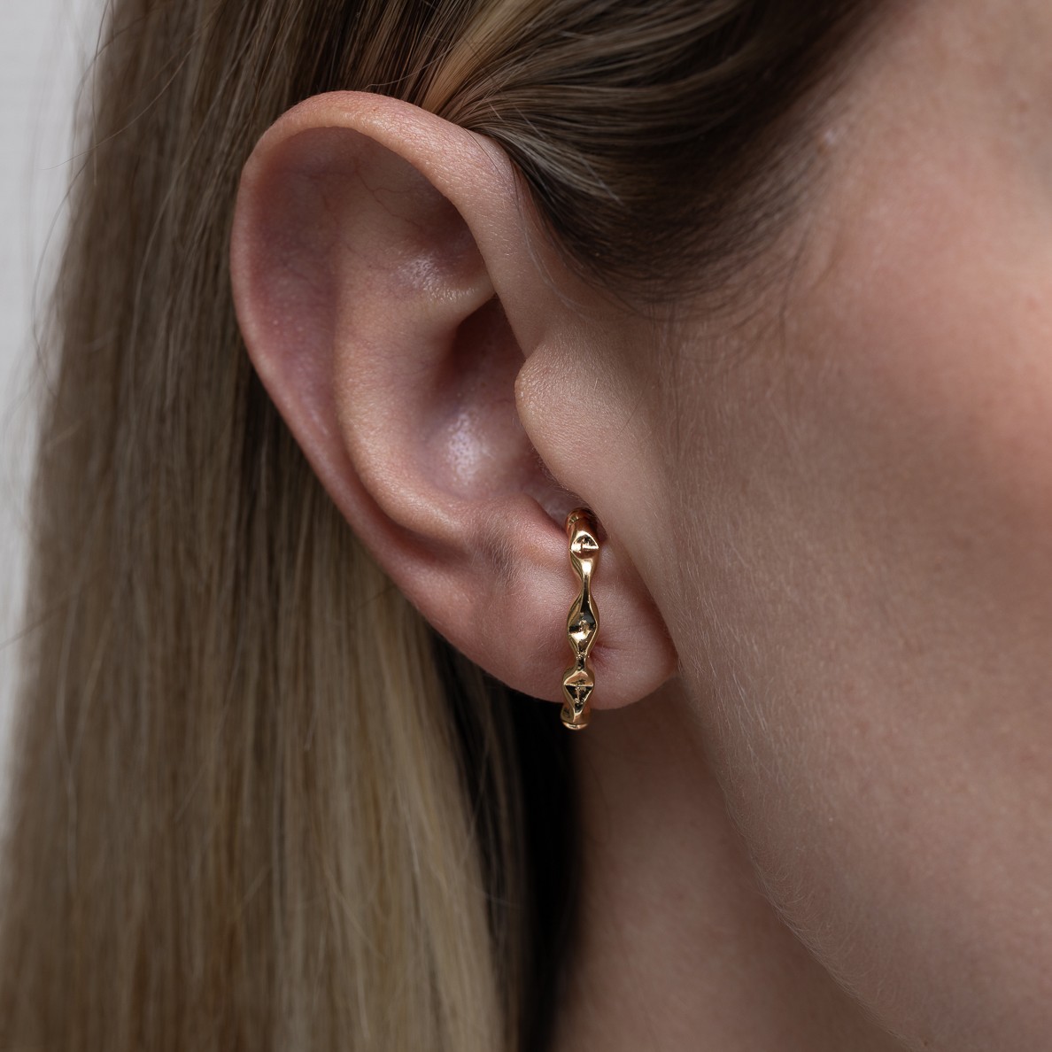 BRINCO EAR CUFF ONDULADO BANHO OURO 18K