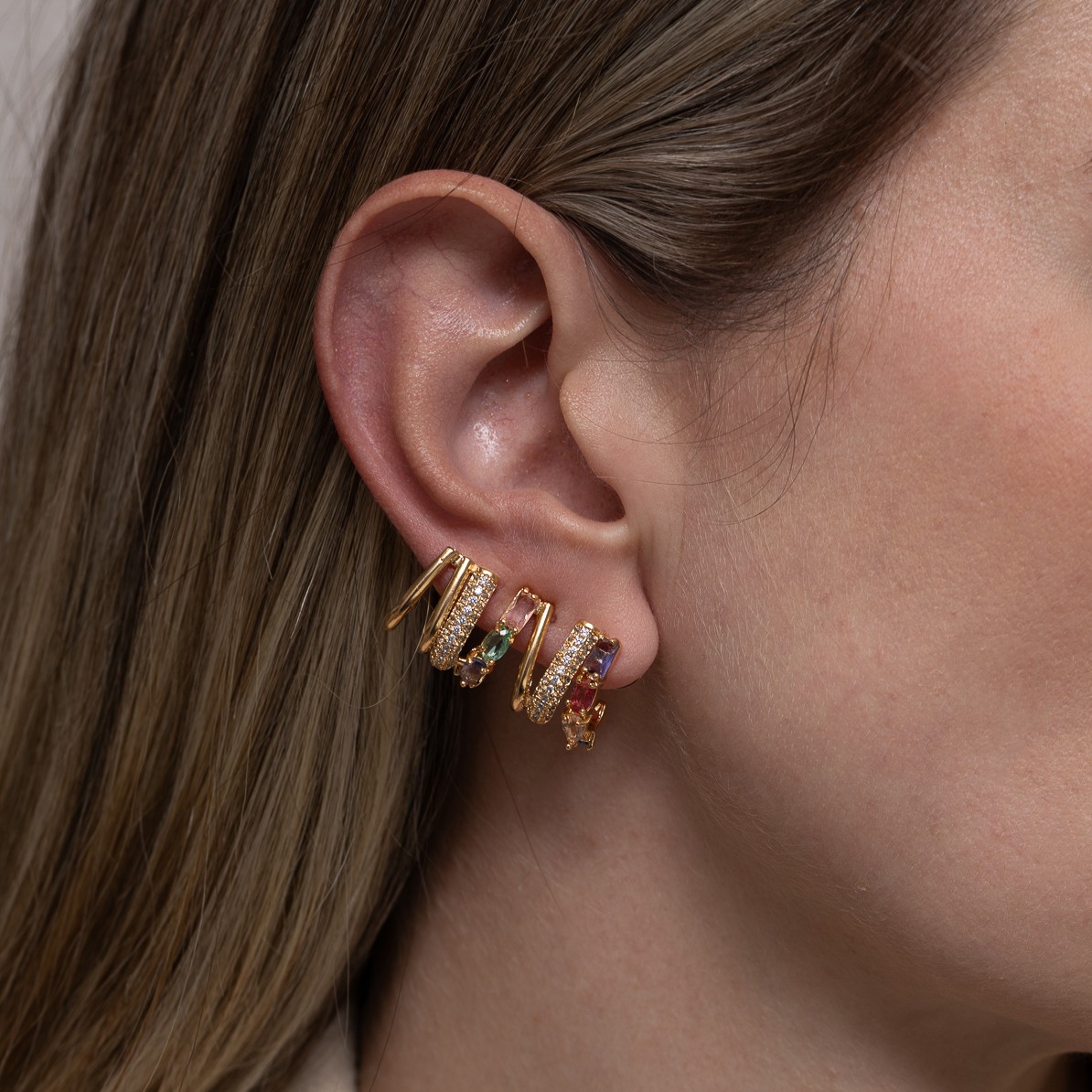 BRINCO EAR CUFF COM PEDRAS COLORIDAS BANHO OURO 18K