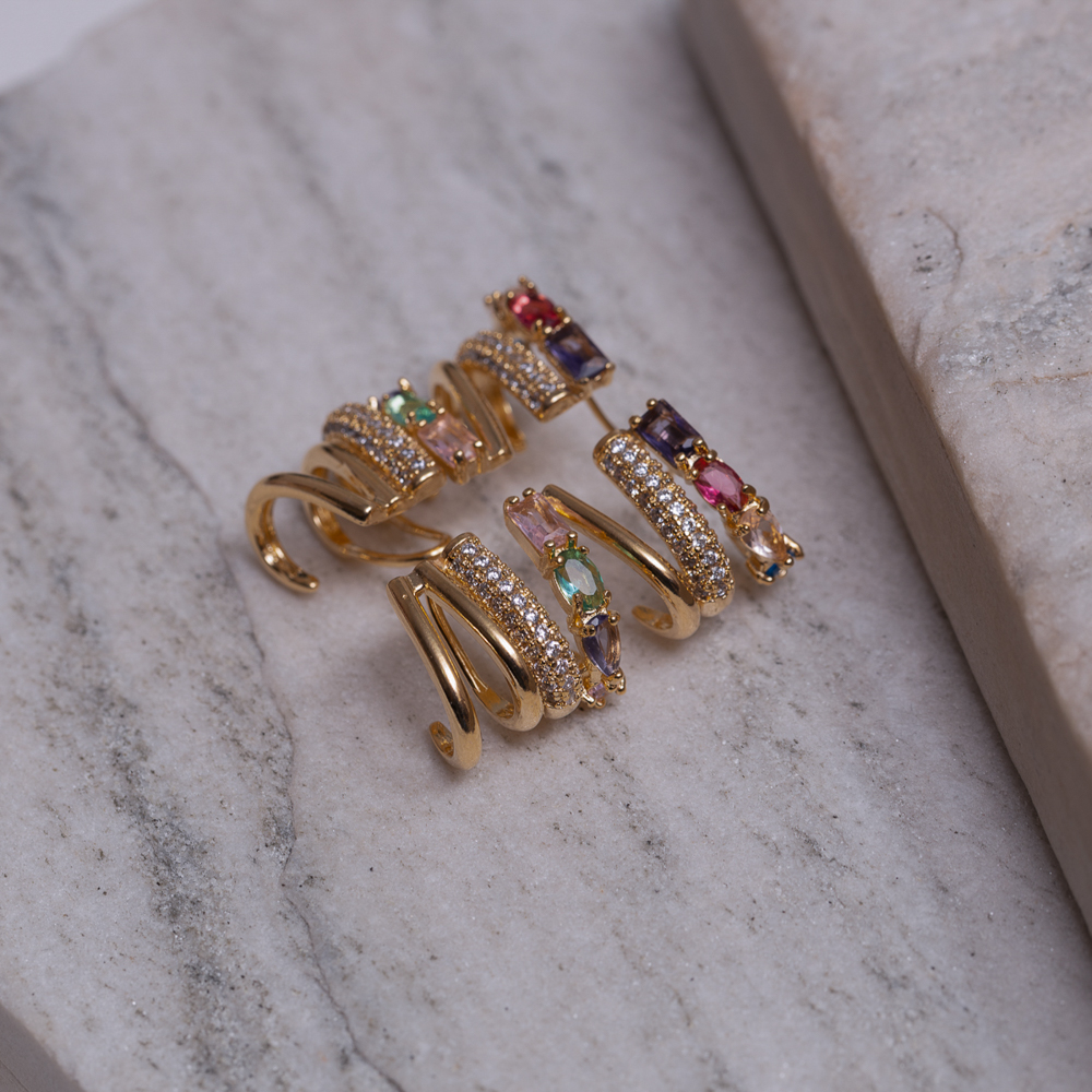 BRINCO EAR CUFF COM PEDRAS COLORIDAS BANHO OURO 18K