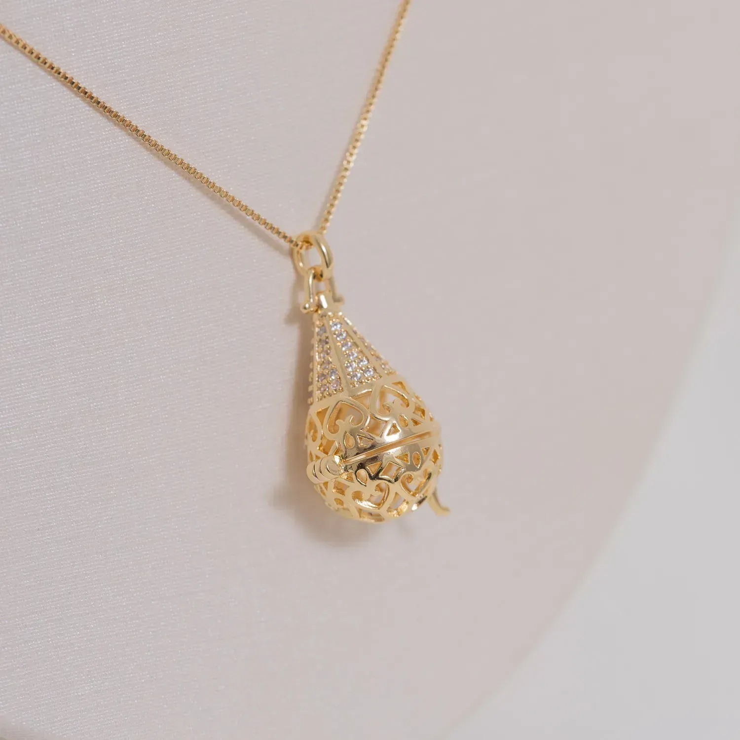 COLAR PERFUMEIRA CRAVEJADA BANHO OURO 18K