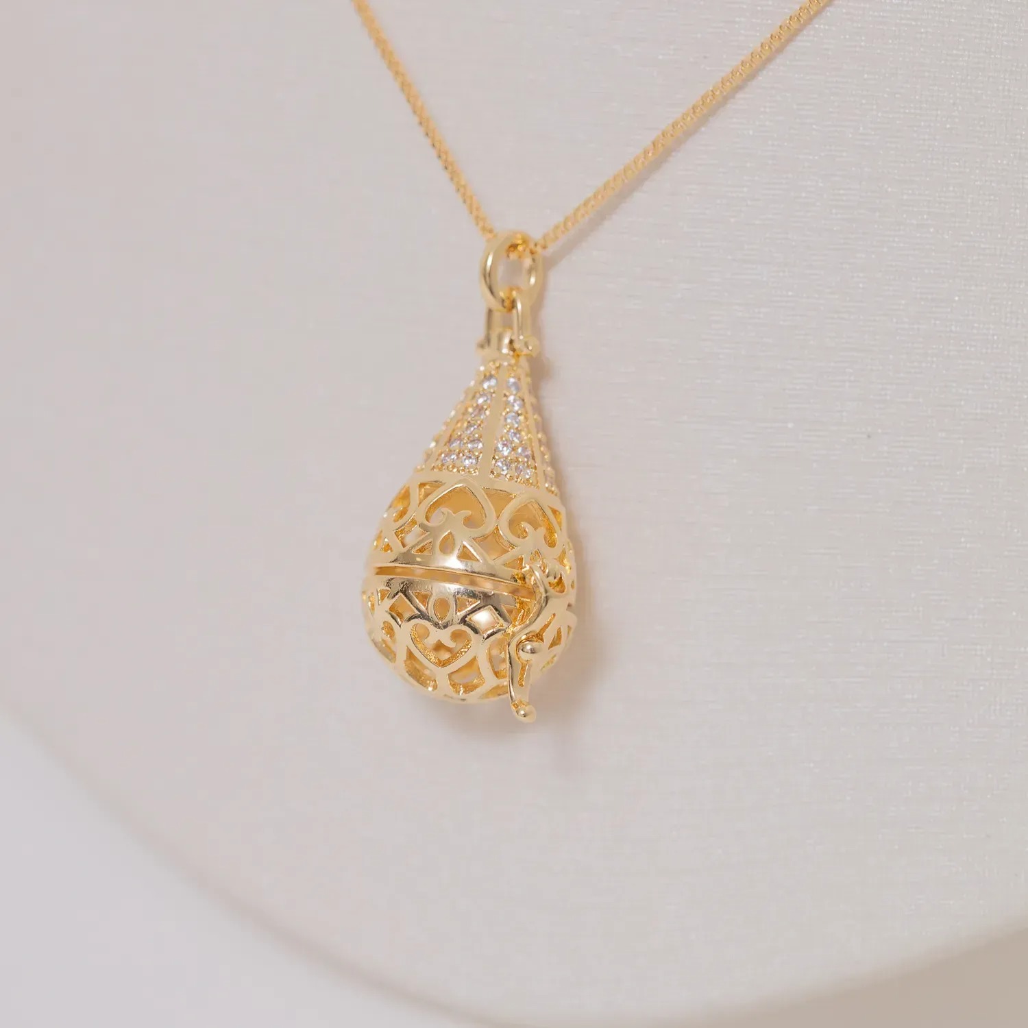 COLAR PERFUMEIRA CRAVEJADA BANHO OURO 18K