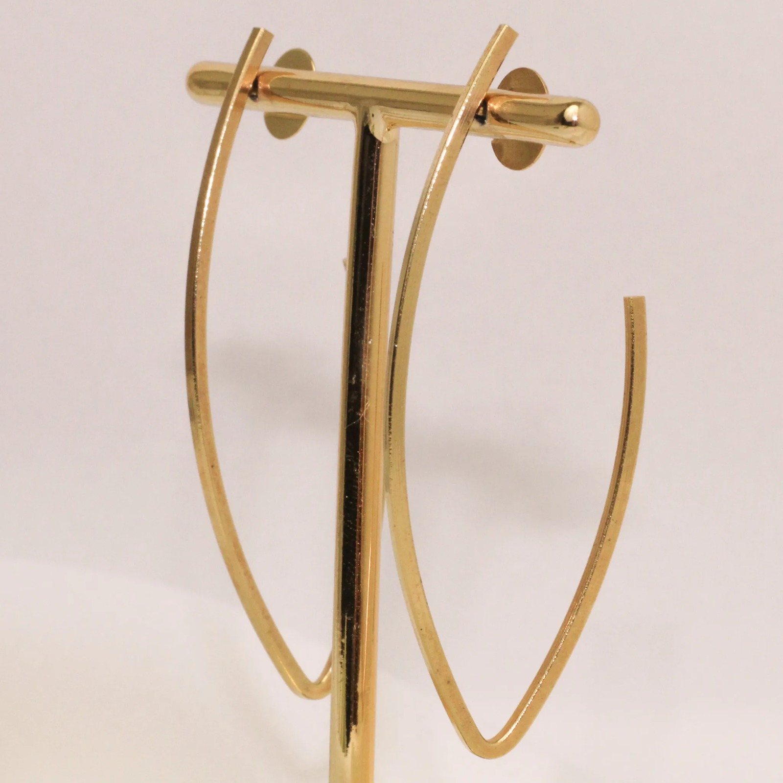 BRINCO ARGOLA OVAL MINIMALISTA BANHO OURO 18K BRINCO ARGOLA OVAL MINIMALISTA BANHO OURO 18K