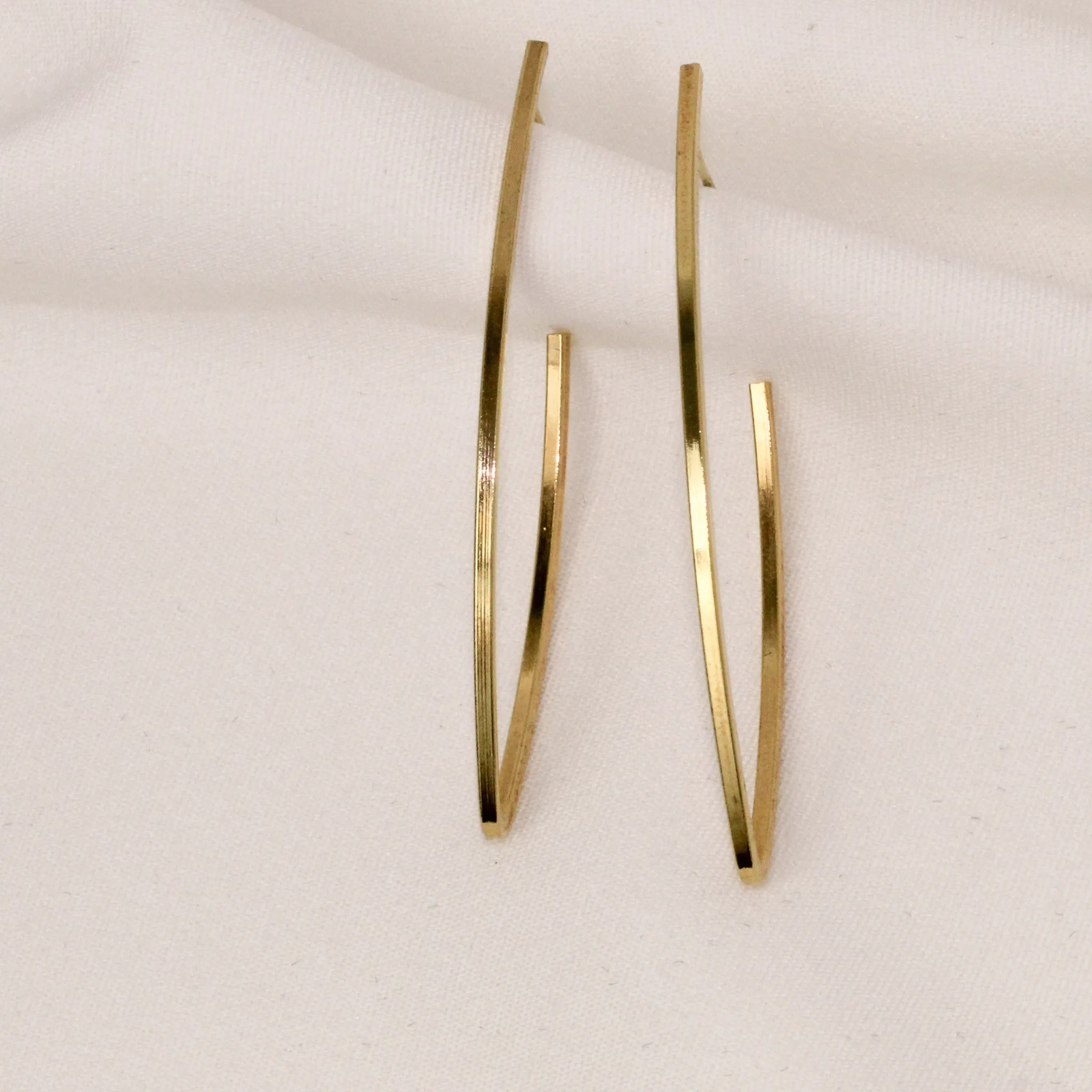 BRINCO ARGOLA OVAL MINIMALISTA BANHO OURO 18K