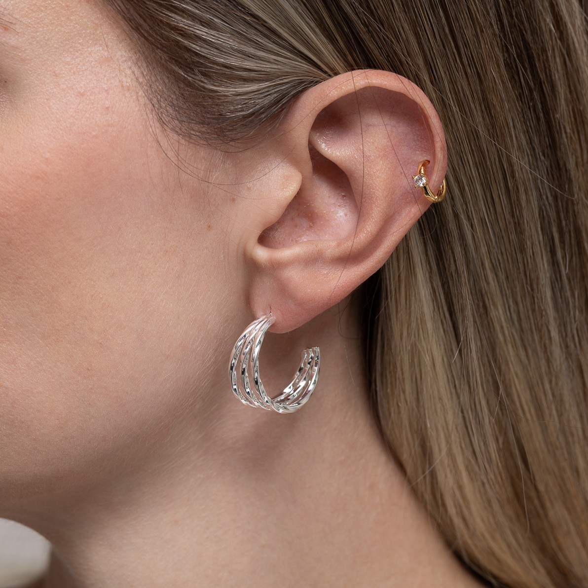 BRINCO ARGOLA TRIPLA TORCIDA BANHO PRATA BRINCO ARGOLA TRIPLA TORCIDA BANHO PRATA