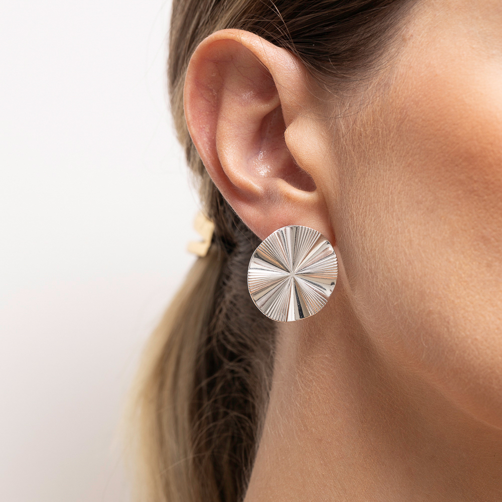 BRINCO VINTAGE REDONDO RISCADO BANHO PRATA BRINCO VINTAGE REDONDO RISCADO BANHO PRATA