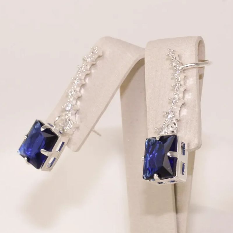 BRINCO EAR CUFF CRAVEJADO COM ZIRCÔNIAS CRISTAIS E PEDRA AZUL ESCURO BANHO PRATA