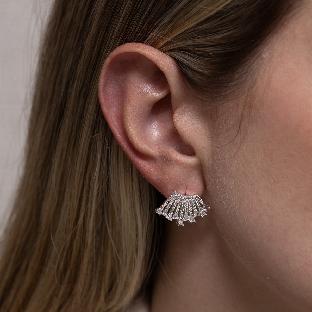 BRINCO EAR CUFF CRAVEJADO COM ZIRCÔNIAS CRISTAIS BANHO PRATA