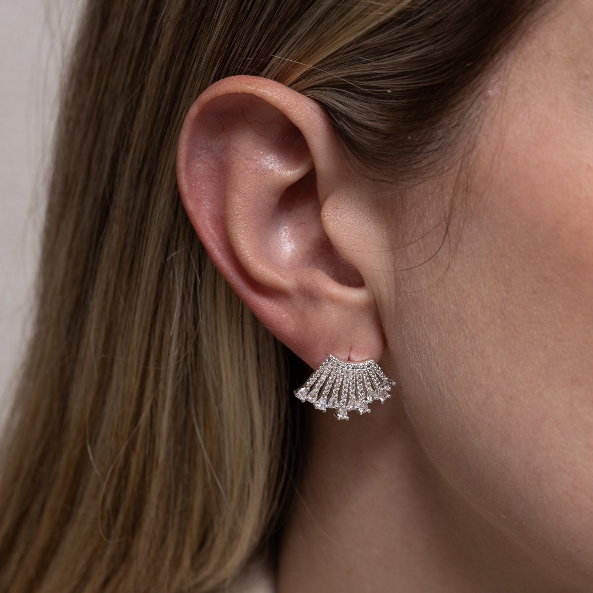 BRINCO EAR CUFF CRAVEJADO COM ZIRCÔNIAS CRISTAIS BANHO PRATA