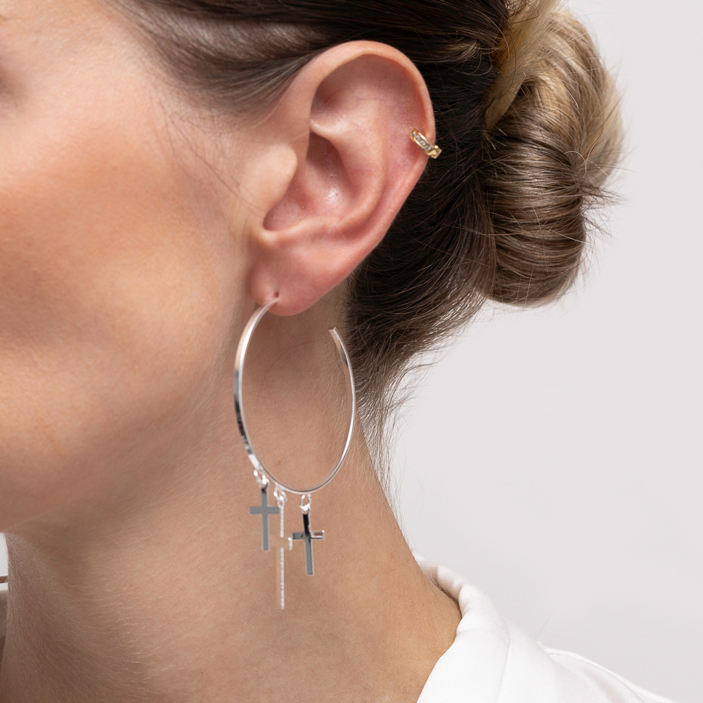 BRINCO ARGOLA G COM CRUZ BANHO PRATA