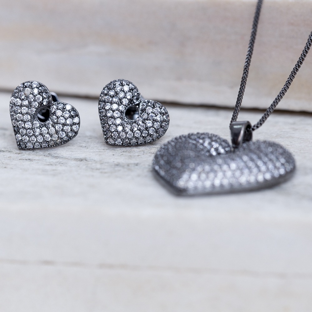 CONJUNTO CORAÇÃO CRAVEJADO COM ZIRCÔNIAS BANHO RÓDIO NEGRO