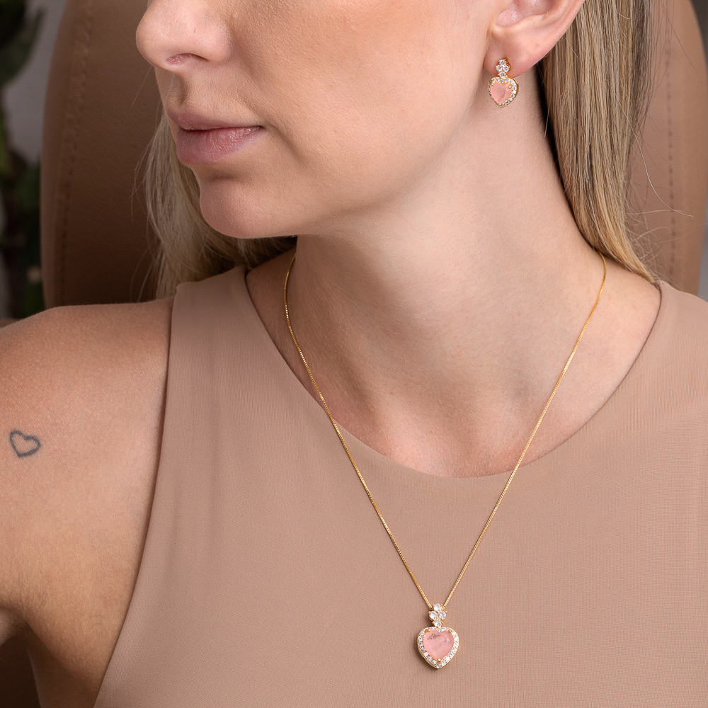 CONJUNTO CORAÇÃO COM ZIRCÔNIAS E PEDRA SALMÃO BANHO OURO 18K