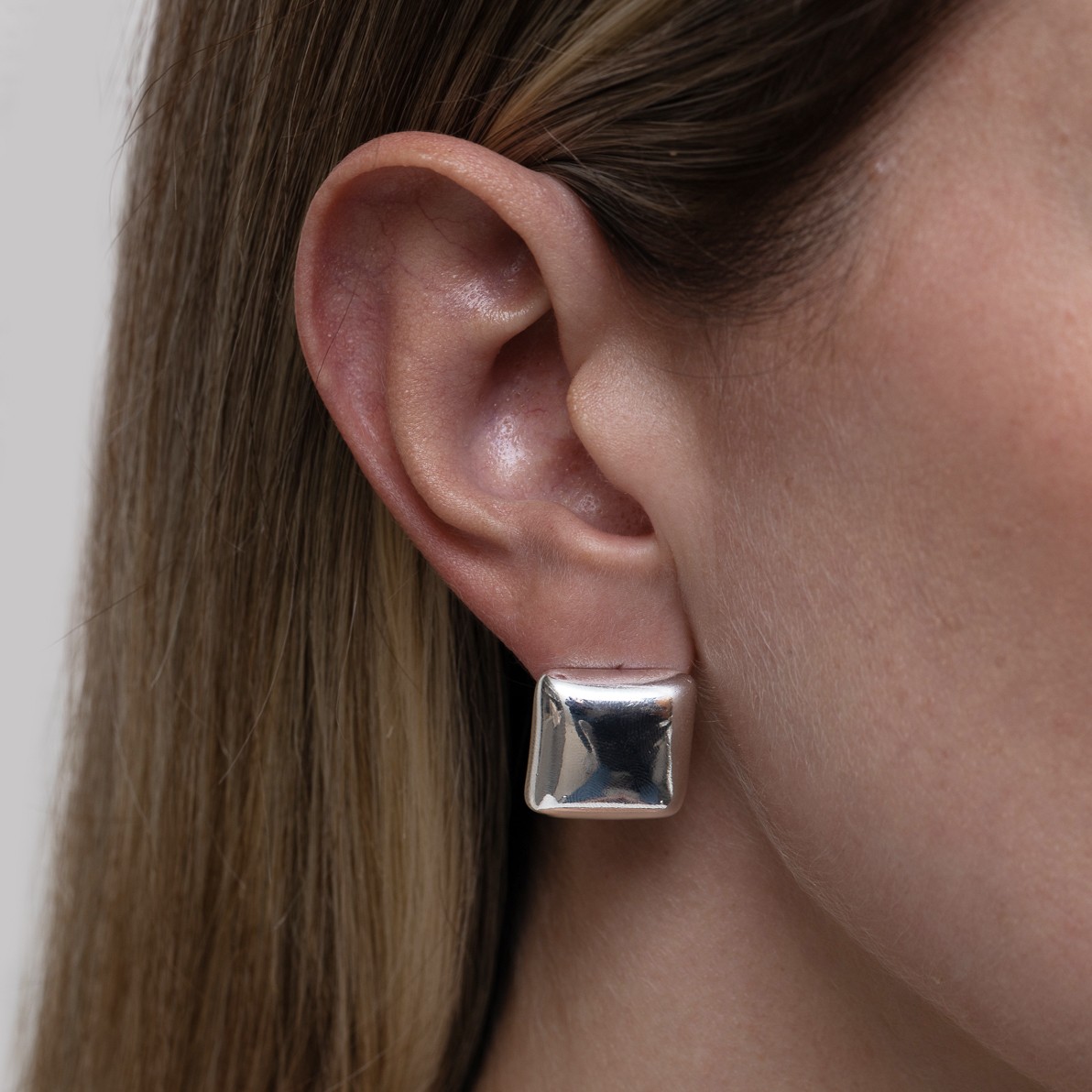 BRINCO QUADRADO LISO BANHO PRATA BRINCO QUADRADO LISO BANHO PRATA