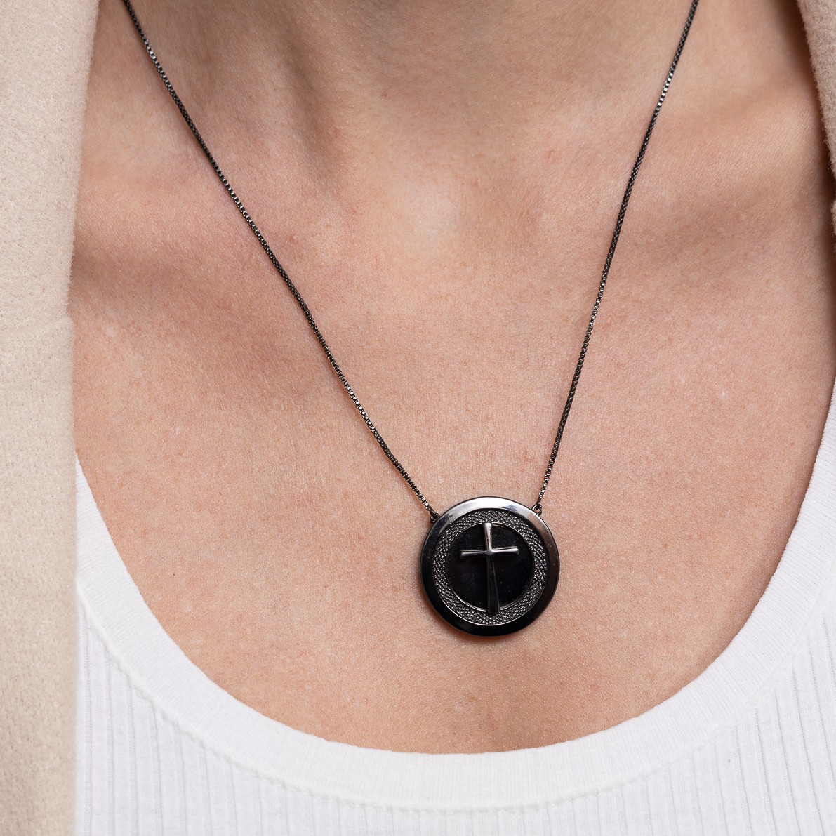 COLAR MEDALHA COM CRUZ REGULÁVEL BANHO RÓDIO NEGRO COLAR MEDALHA COM CRUZ REGULÁVEL BANHO RÓDIO NEGRO