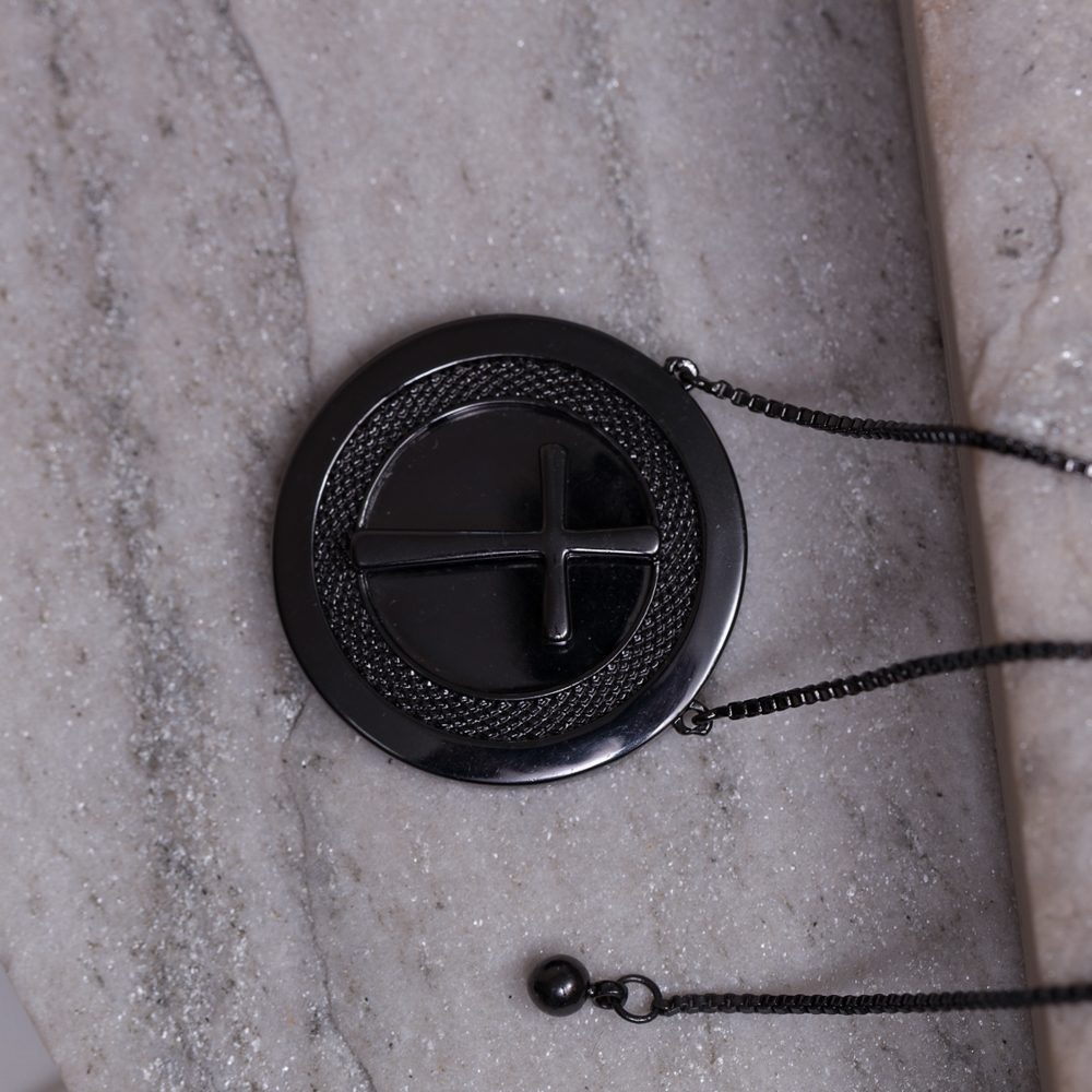 COLAR MEDALHA COM CRUZ REGULÁVEL BANHO RÓDIO NEGRO