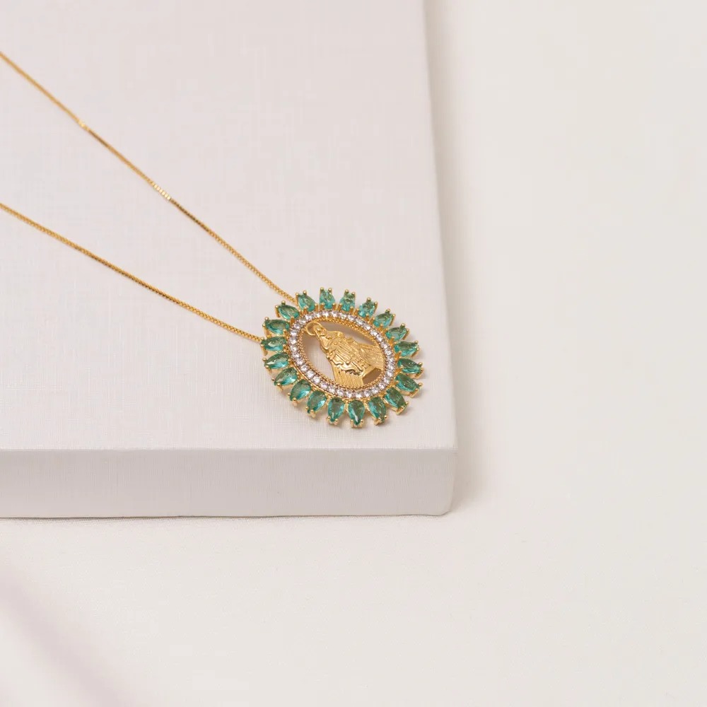 COLAR NOSSA SENHORA COM PEDRAS VERDES BANHO OURO 18K