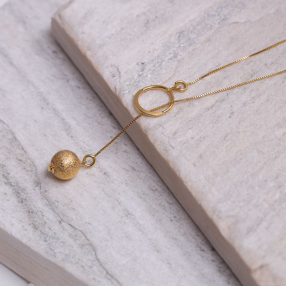 COLAR PÊNDULO COM ESFERA BANHO OURO 18K