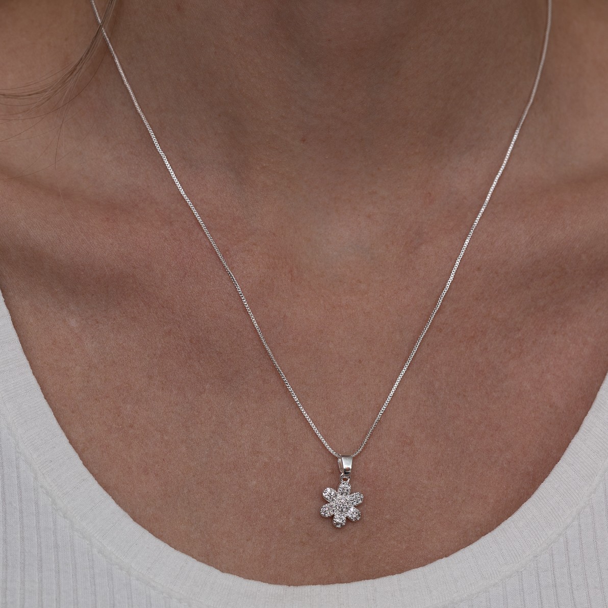 COLAR FLOR CRAVEJADO COM ZIRCÔNIAS CRISTAIS BANHO PRATA COLAR FLOR CRAVEJADO COM ZIRCÔNIAS CRISTAIS BANHO PRATA