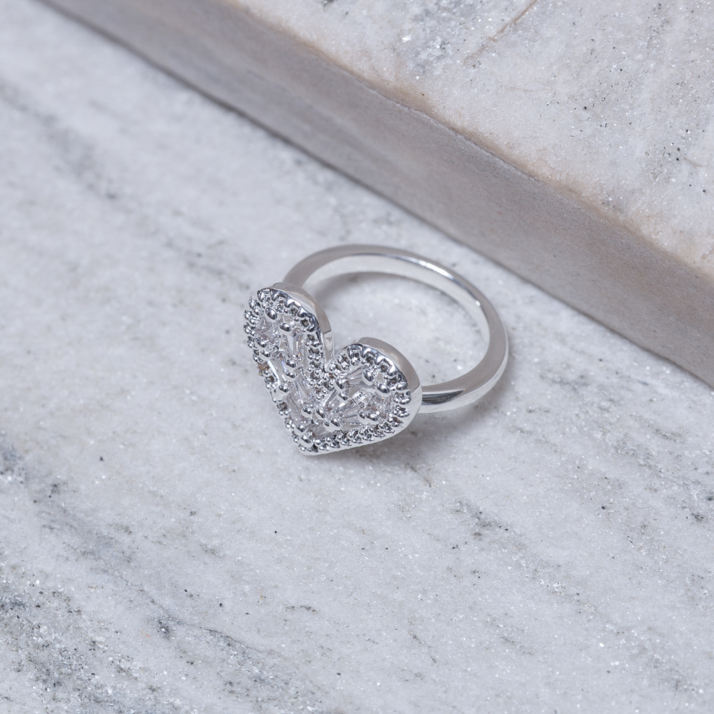 ANEL CORAÇÃO COM ZIRCÔNIAS BAGUETE BANHO PRATA