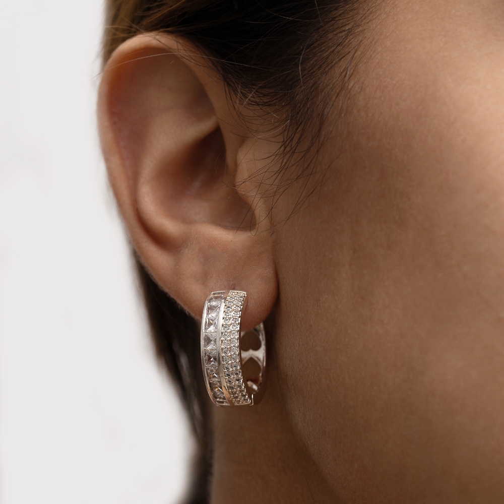 BRINCO ARGOLA GRANDE CRAVEJADA COM ZIRCÔNIAS CRISTAIS BANHO PRATA BRINCO ARGOLA GRANDE CRAVEJADA COM ZIRCÔNIAS CRISTAIS BANHO PRATA