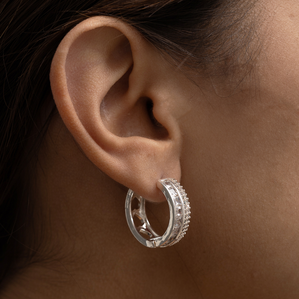 BRINCO ARGOLA GRANDE CRAVEJADA COM ZIRCÔNIAS CRISTAIS BANHO PRATA BRINCO ARGOLA GRANDE CRAVEJADA COM ZIRCÔNIAS CRISTAIS BANHO PRATA