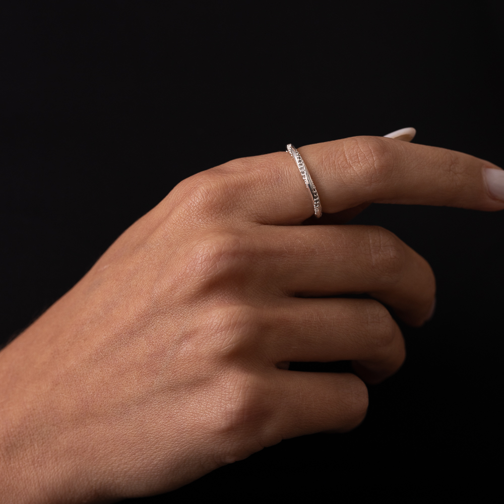 ANEL TORCIDO CRAVEJADO COM ZIRCÔNIAS CRISTAIS BANHO PRATA ANEL TORCIDO CRAVEJADO COM ZIRCÔNIAS CRISTAIS BANHO PRATA