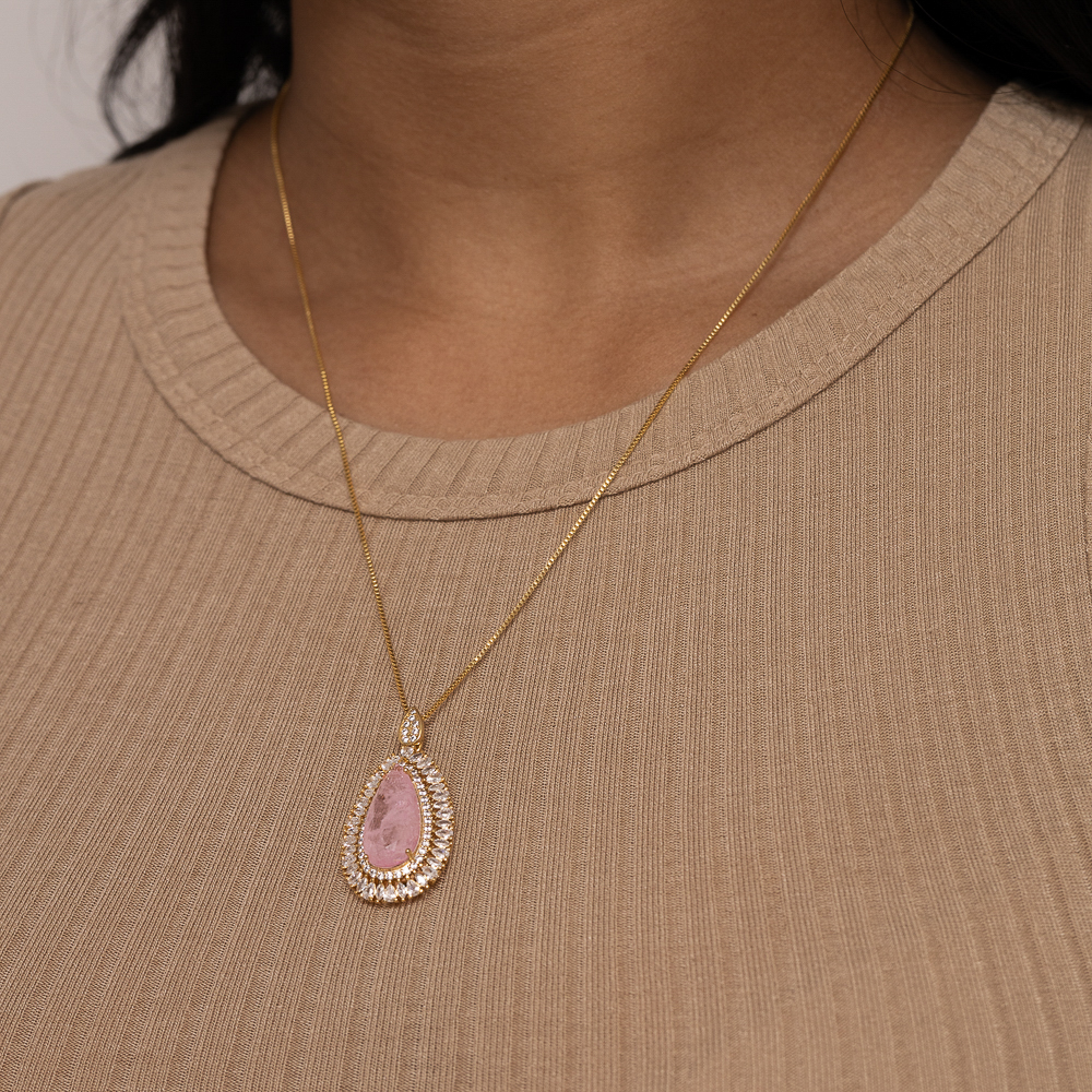 COLAR GOTA COM ZIRCÔNIAS E PEDRA ROSA CLARO M BANHO OURO 18K