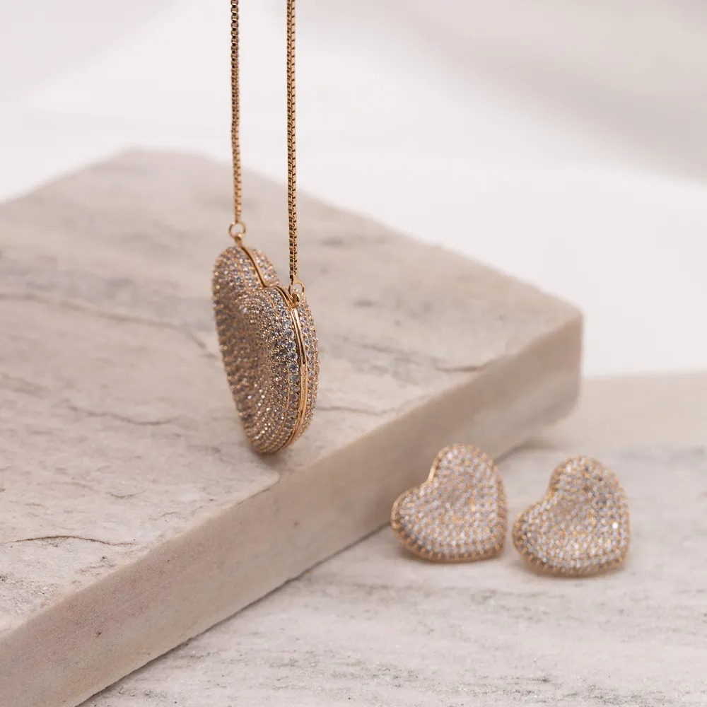 CONJUNTO CORAÇÃO CRAVEJADO COM ZIRCÔNIAS CRISTAIS BANHO OURO 18K CONJUNTO CORAÇÃO CRAVEJADO COM ZIRCÔNIAS CRISTAIS BANHO OURO 18K