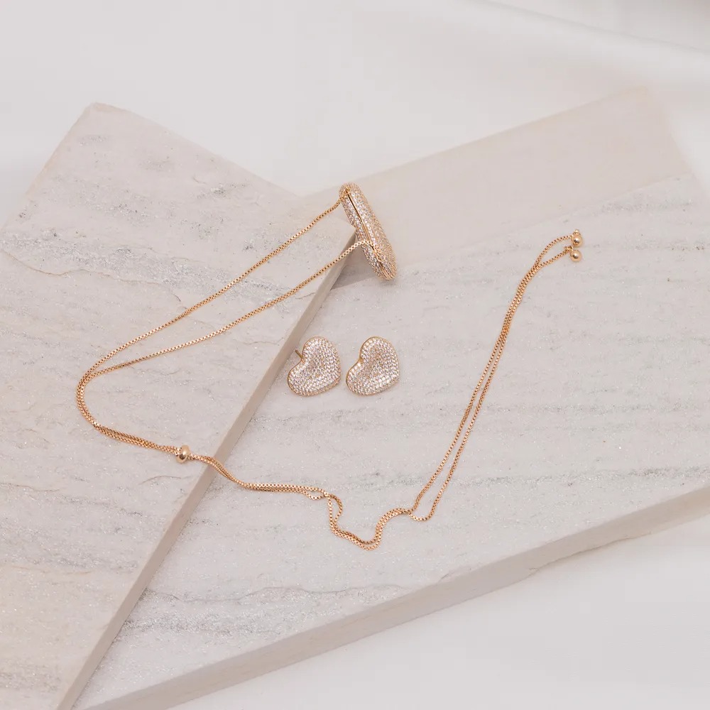 CONJUNTO CORAÇÃO CRAVEJADO COM ZIRCÔNIAS CRISTAIS BANHO OURO 18K CONJUNTO CORAÇÃO CRAVEJADO COM ZIRCÔNIAS CRISTAIS BANHO OURO 18K