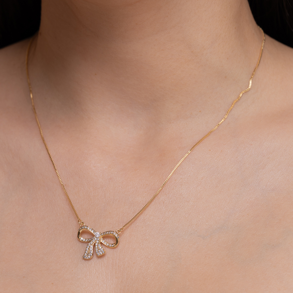 COLAR LAÇO M COM ZIRCÔNIAS CRISTAIS BANHO OURO 18K