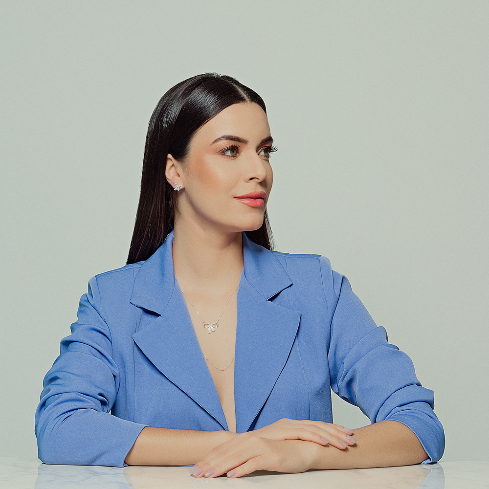 COLAR LAÇO M CRAVEJADO COM ZIRCÔNIAS CRISTAIS  BANHO PRATA