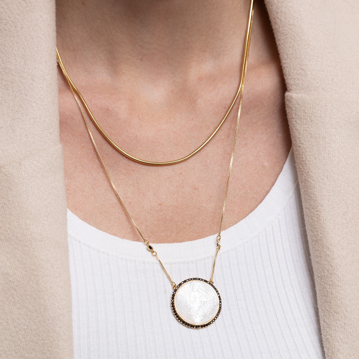 COLAR SÃO BENTO EM MADRE PÉROLA BANHO OURO 18K COLAR SÃO BENTO EM MADRE PÉROLA BANHO OURO 18K