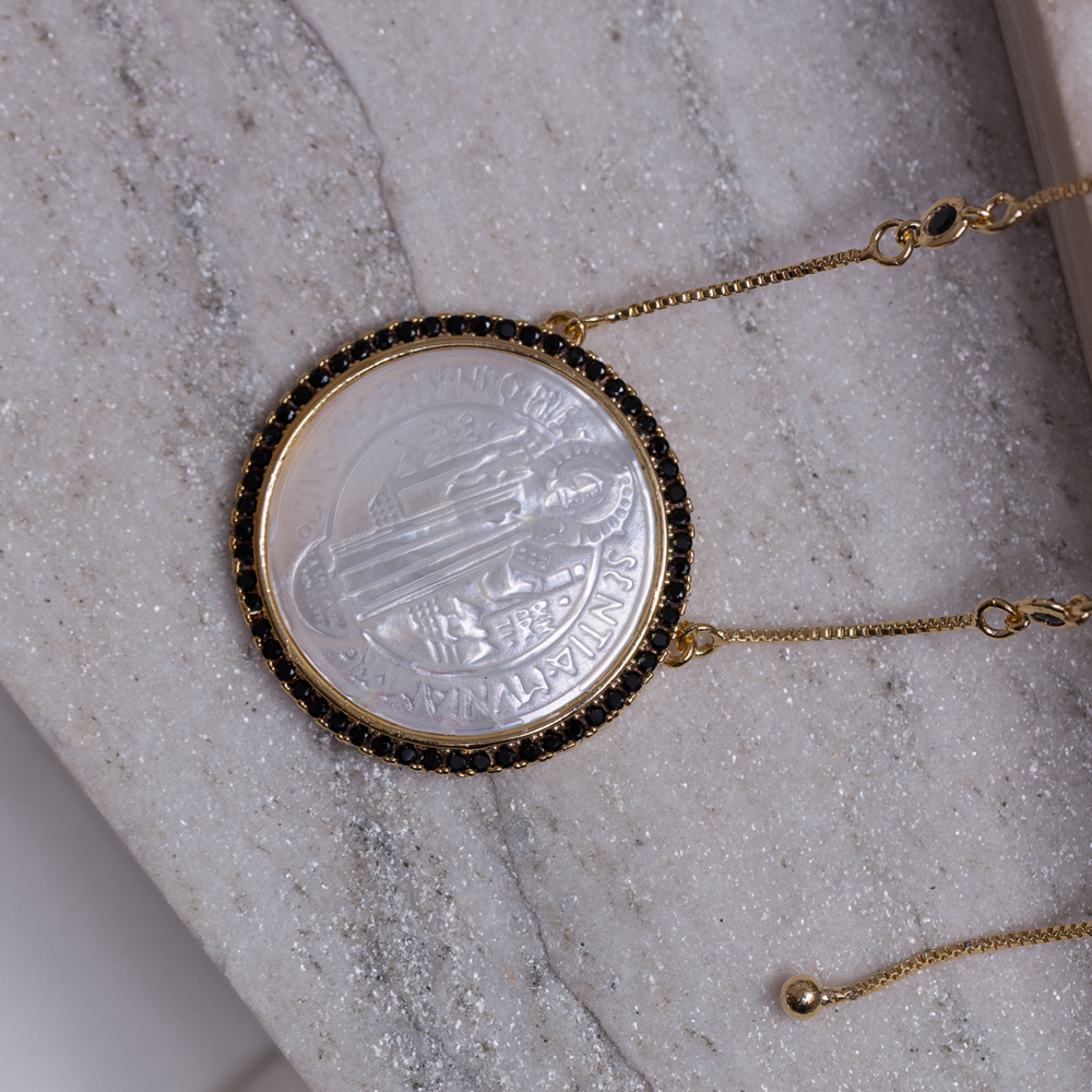 COLAR SÃO BENTO EM MADRE PÉROLA BANHO OURO 18K