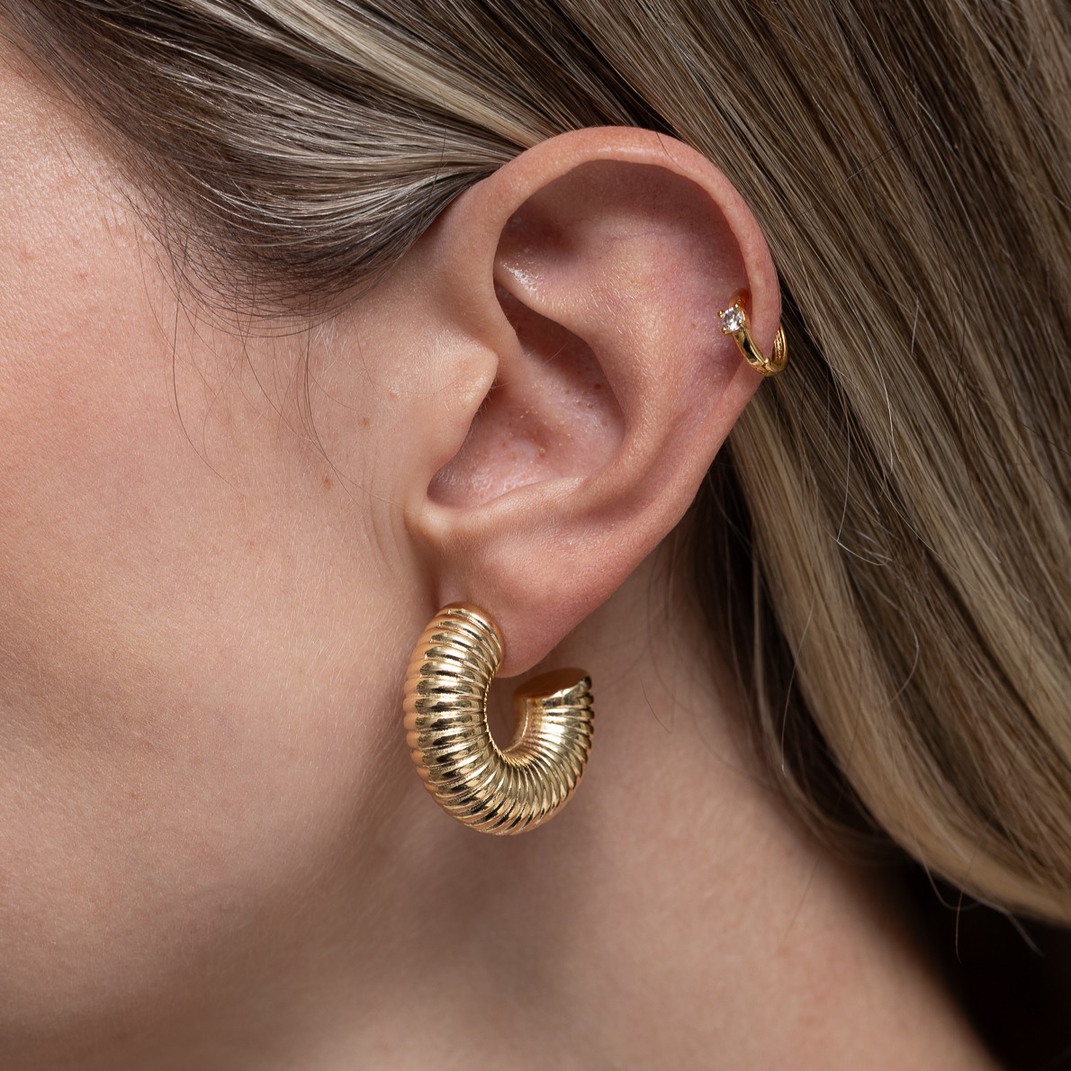 BRINCO ARGOLA LARGA CARACOL BANHO OURO 18K