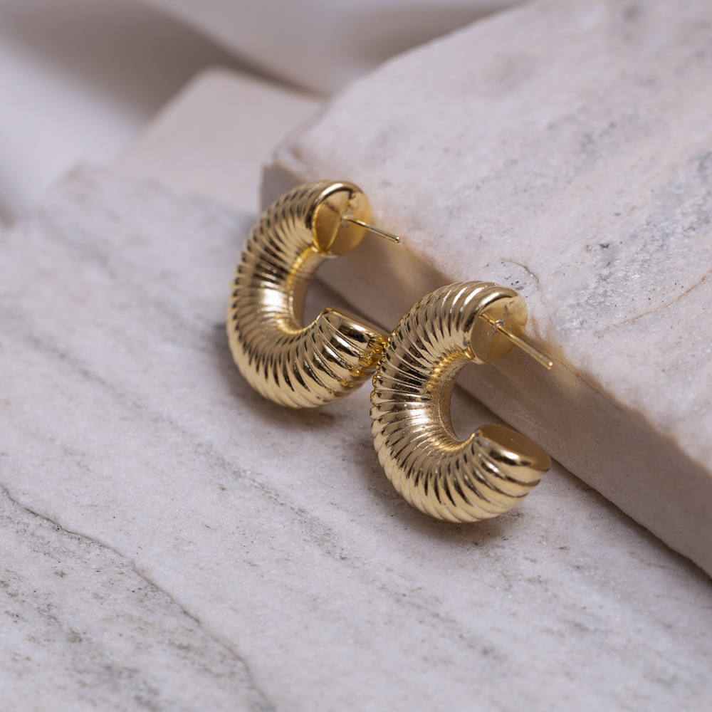 BRINCO ARGOLA LARGA CARACOL BANHO OURO 18K