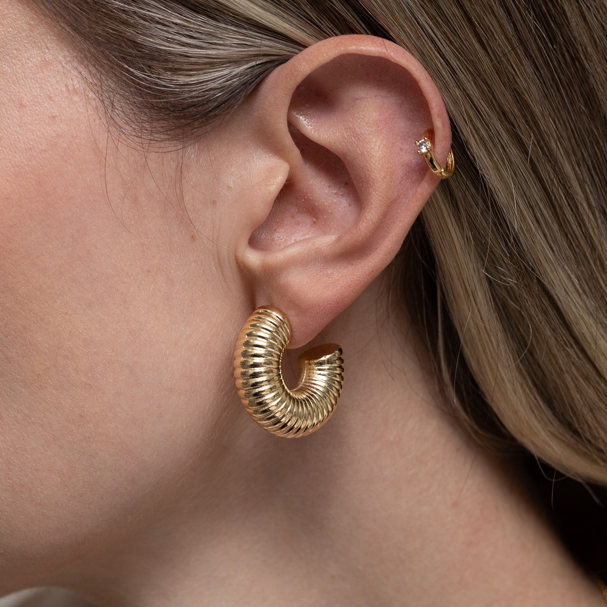 BRINCO ARGOLA LARGA CARACOL BANHO OURO 18K