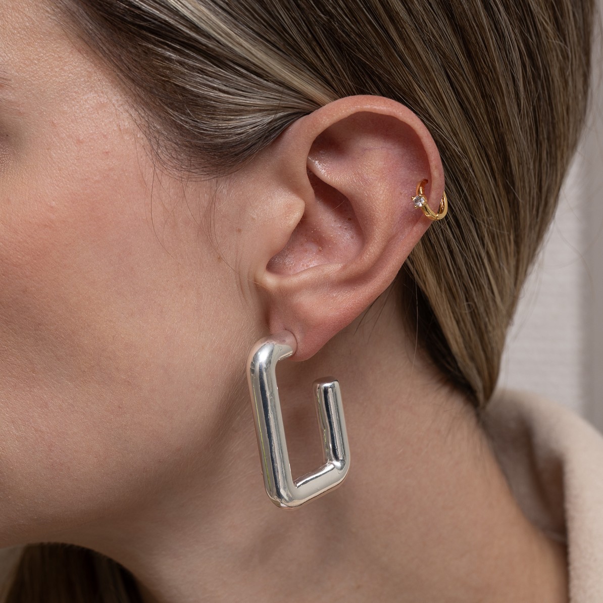 BRINCO ARGOLA RETÂNGULO ABAULADO BANHO PRATA BRINCO ARGOLA RETÂNGULO ABAULADO BANHO PRATA