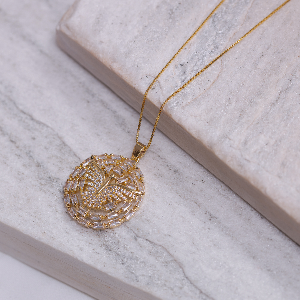 COLAR ESPÍRITO SANTO COM ZIRCÔNIAS NAVETE CRISTAL BANHO OURO 18K