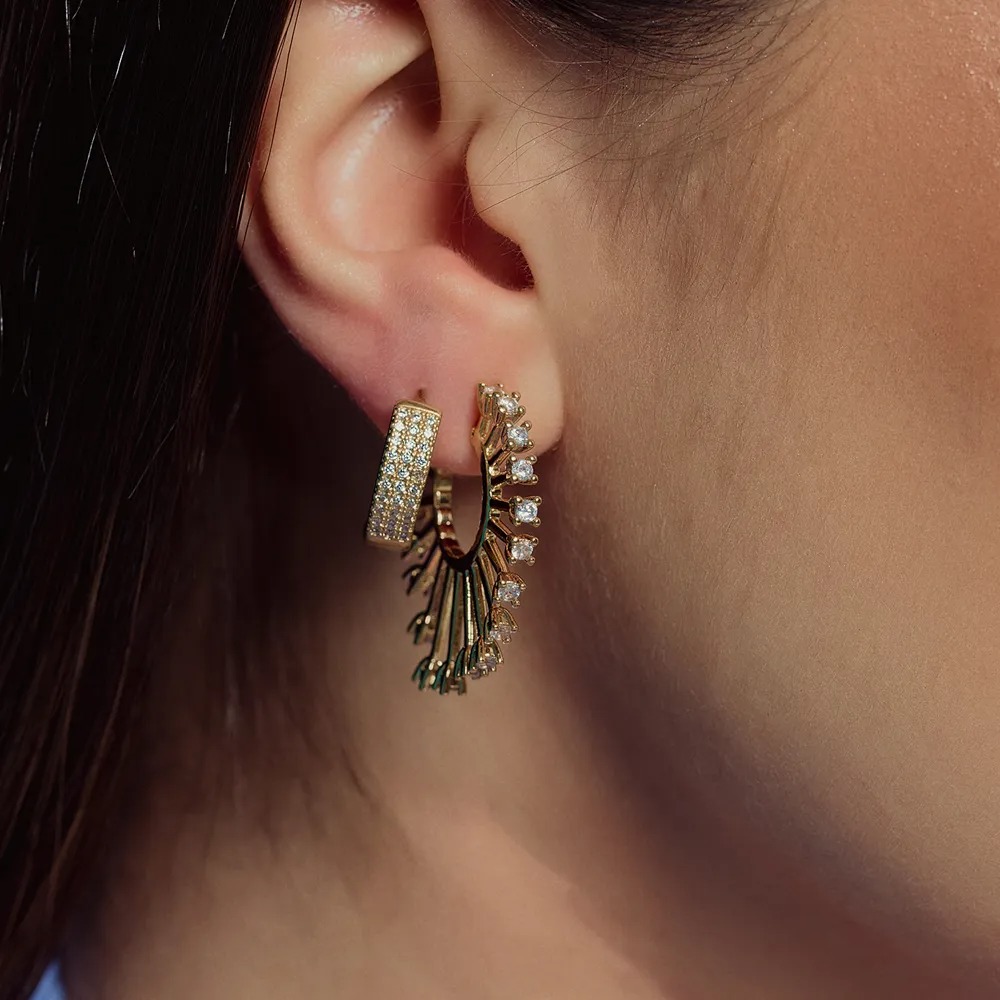 BRINCO ARGOLA ARAMADA COM PEDRAS ZIRCÔNIAS CRISTAIS BANHO OURO 18K