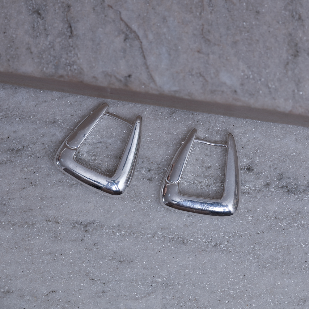 BRINCO ARGOLA RETANGULAR ABAULADO LISO G  BANHO PRATA