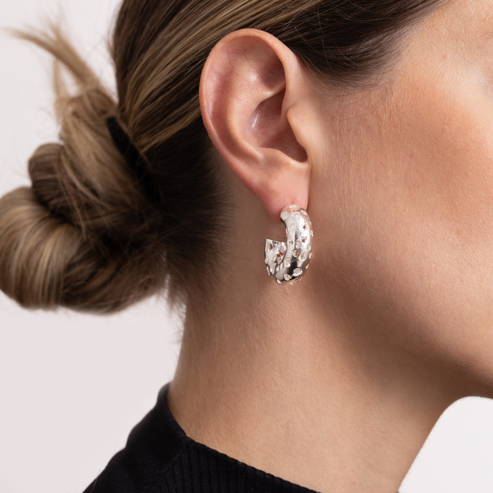 BRINCO ARGOLA VAZADA CORAÇÕES G BANHO PRATA BRINCO ARGOLA VAZADA CORAÇÕES G BANHO PRATA