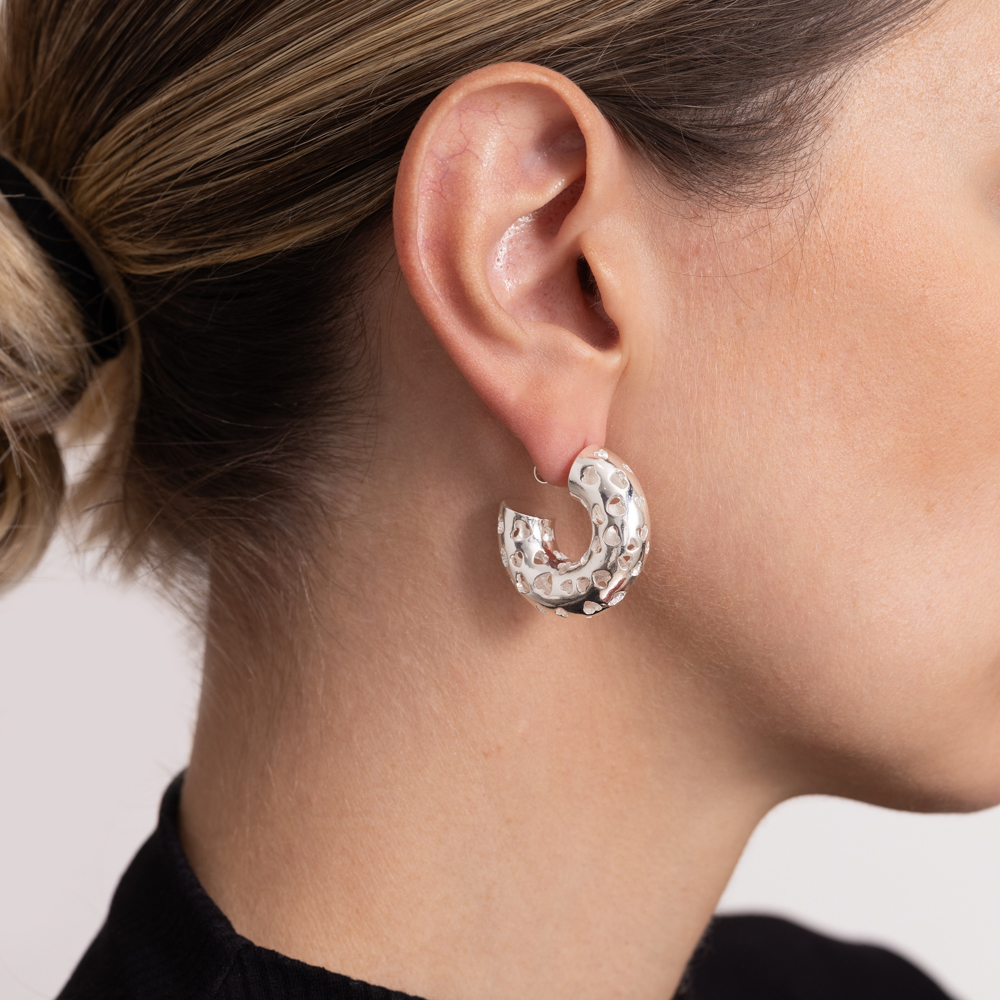 BRINCO ARGOLA VAZADA CORAÇÕES G BANHO PRATA BRINCO ARGOLA VAZADA CORAÇÕES G BANHO PRATA