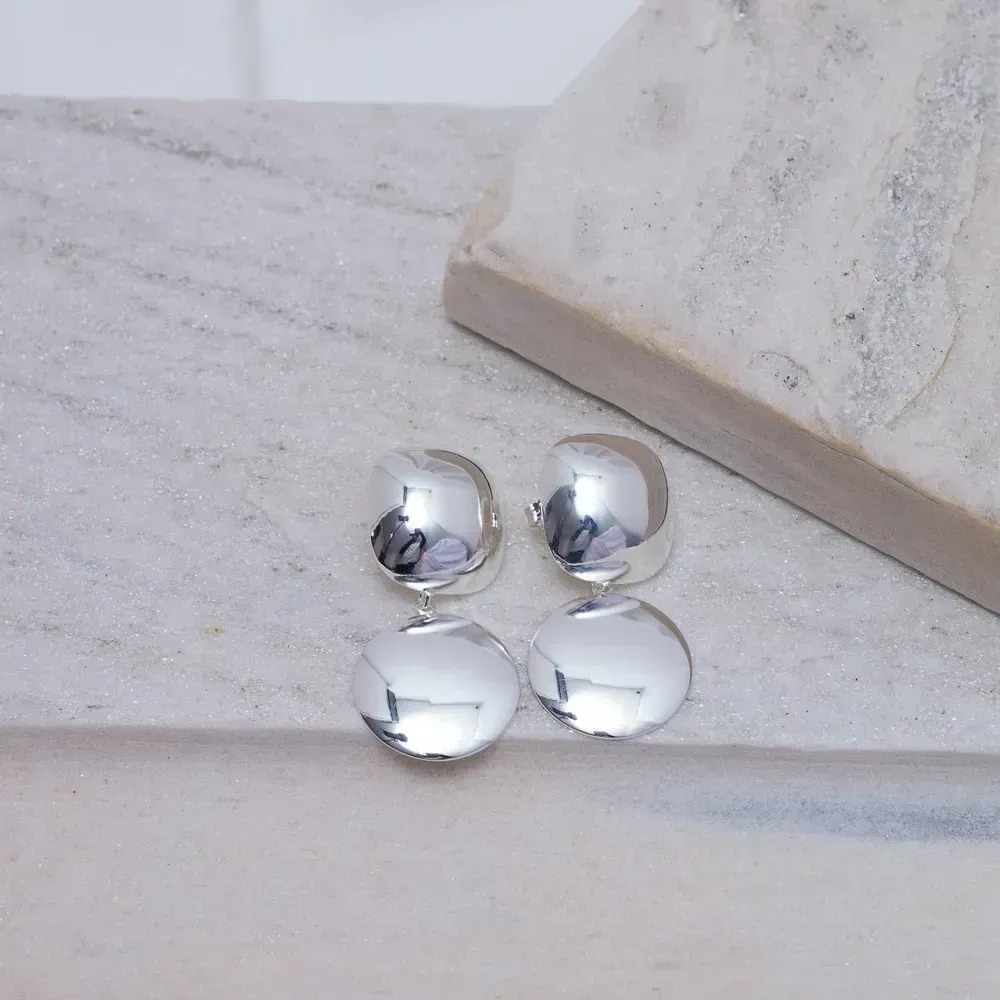 BRINCO AILA ARTICULADO LISO M BANHO PRATA