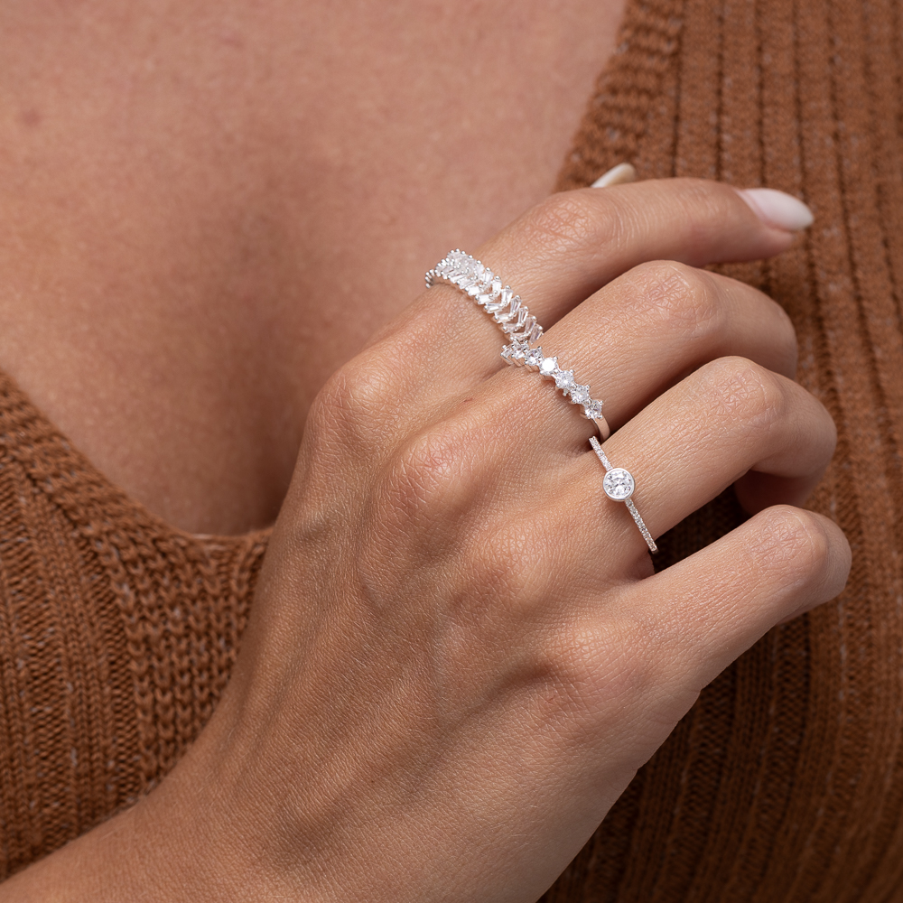 ANEL COM ZIRCÔNIAS NAVETE BANHO PRATA ANEL COM ZIRCÔNIAS NAVETE BANHO PRATA